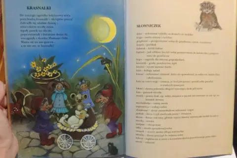 Ilustracja do wierszy Marii Konopnickiej: krasnoludki bawią się z misiem w wózku, nocą, przy blasku księżyca.