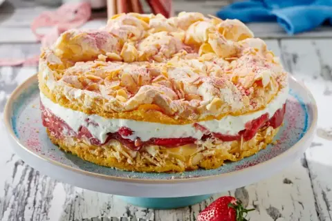 Ein köstlicher Rhabarber Baiser Kuchen mit einer cremigen Füllung und knusprigen Mandelsplittern.