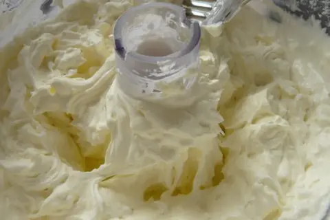 Crème onctueuse prête pour une recette glace mascarpone sans sorbetière. Une fourchette est visible, signe de préparation maison.