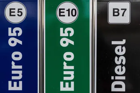 Trzy dystrybutory paliwa: Euro 95 E5 (niebieski), Euro 95 E10 (zielony) i Diesel B7 (czarny). Wybierz odpowiednią benzynę e10.