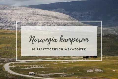 Krajobraz Norwegii z krętą drogą, kamperem i napisem "Norwegia kamperem".
