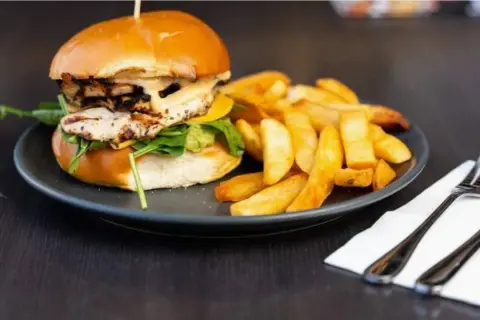 Ile kcal ma burger z kurczakiem? Zaskakujące wartości odżywcze!