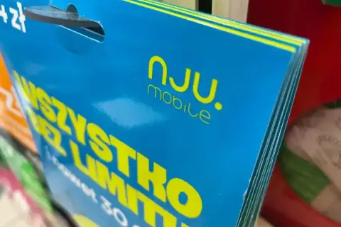 Nju mobile zasięg: niebieska karta z żółtym napisem "WSZYSTKO BEZ LIMITU". Idealna na wakacje!