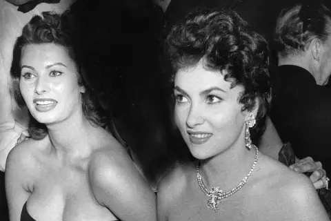 Iconiche attrici italiane di teatro anni '70, Sophia Loren e Gina Lollobrigida, brillano con gioielli scintillanti.