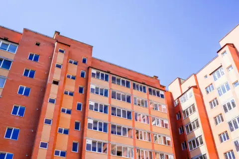 Kto nadzoruje spółdzielnie mieszkaniowe? Poznaj kluczowe instytucje