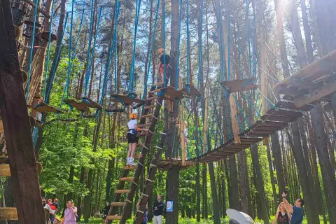 Park linowy w Białymstoku oferuje ekscytujące atrakcje dla dorosłych, w tym mosty wiszące i przeszkody na wysokości.