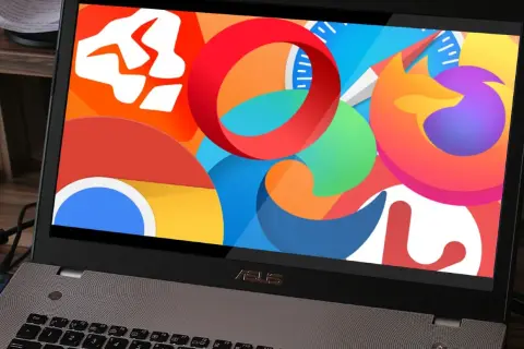 Na ekranie laptopa widać kolorową tapetę z logotypami popularnych przeglądarek internetowych: Chrome, Firefox, Opera.