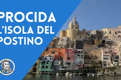 Procida, l'isola del postino, con le sue case colorate a picco sul mare e la cupola della chiesa che domina il panorama.