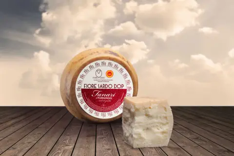 Fiore Sardo DOP, uno dei formaggi sardi famosi, su un tagliere di legno.