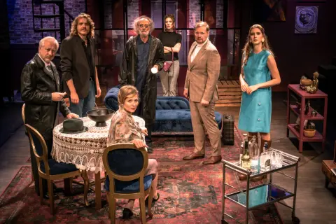 Aktorzy w teatralnej scenografii, przygotowujący się do spektaklu czarna komedia.