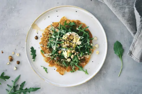 En vacker socca med ruccola, avokado och nötter. Ett härligt socca recept för en lätt lunch.