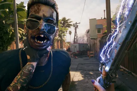 Gracz w Dead Island 2 coop celuje w zombiego z elektryczną bronią.