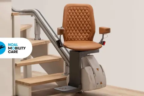 Un montascale moderno con sedile in pelle marrone, un esempio di diversi tipi di montascale per la mobilità.