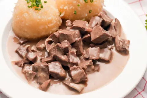 Herzhaftes Lungen-Essen mit Klößen, garniert mit Schnittlauch. Ein deftiges Gericht, das man sich schmecken lassen kann.