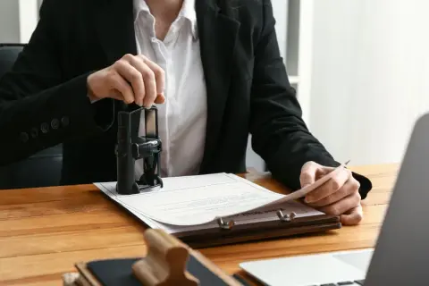 Notaio timbra documenti. Scopri quanto costa una successione dal notaio per gestire eredità e patrimoni.