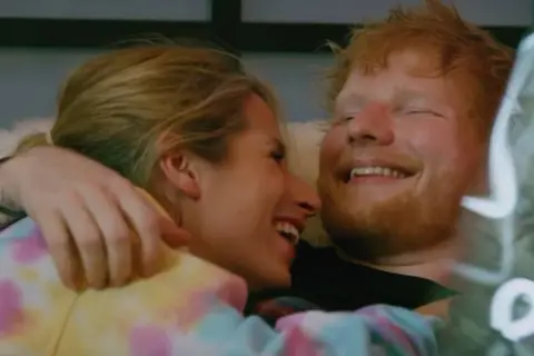 Ed Sheeran z żoną, śmieją się, czule obejmując. Marzą o swoich ed sheeran dzieciach.