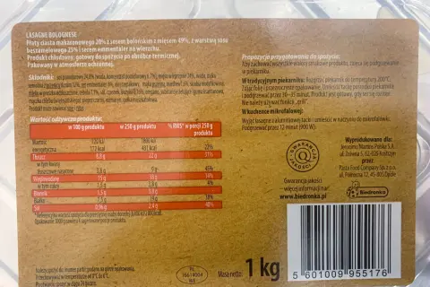 Lasagne bolognese z Biedronki, 1kg. Wartość energetyczna 431 kcal w porcji 250g.