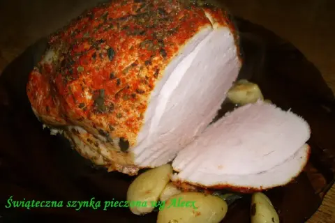 Soczysta szynka peklowana pieczona, przyprawiona papryką i ziołami, podana z pieczonymi ziemniakami.