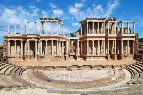 Teatro romano con gradas semicirculares y un imponente escenario de columnas. Un lugar que evoca la grandeza del museo romano.