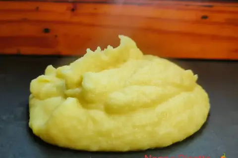 Un soffice cumulo di pure di patate, cremoso e invitante, pronto per essere gustato.