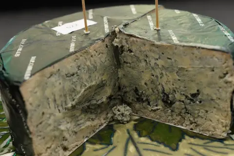 Queso Cabrales, un tesoro azul con vetas oscuras, envuelto en papel verde. Podría ser el queso mas caro del mundo.