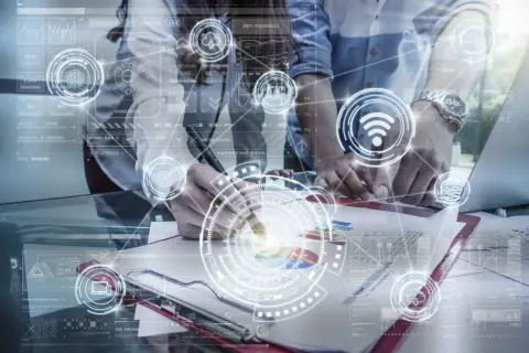 Des mains travaillent sur des graphiques, entourées d'une interface futuriste avec des icônes de connexion et des données. Le cpl bbox est au cœur de cette analyse.