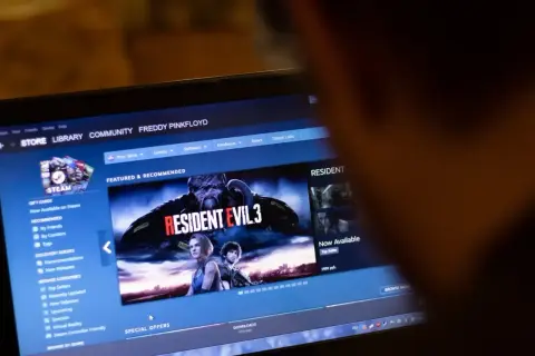 Ekran komputera z otwartą platformą Steam, widoczna okładka gry Resident Evil 3.