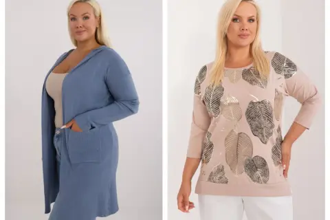 Nowości w butiku na plus: modelka w niebieskim kardiganie z kapturem i beżowej bluzce z motywem liści.