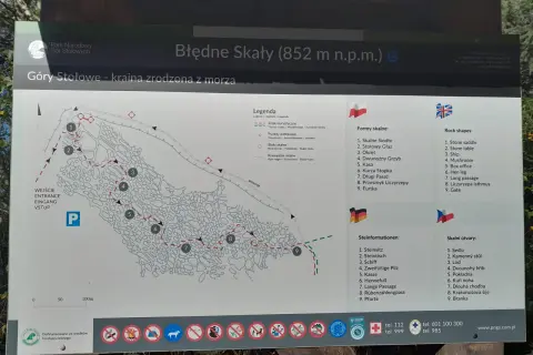 Mapa Błędnych Skał z legendą i nazwami formacji skalnych. Informacje o biletach i parkingach.