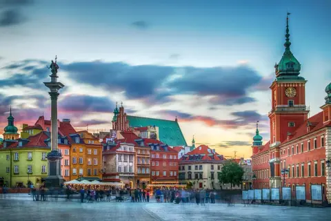 Kolumna Zygmunta i Zamek Królewski na Starym Mieście. To miejsce, co warto zobaczyć w Warszawie, zachwyca o zachodzie słońca.