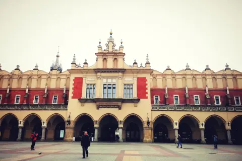 Sukiennice, serce największego rynku w Polsce, z arkadami i ozdobną fasadą.