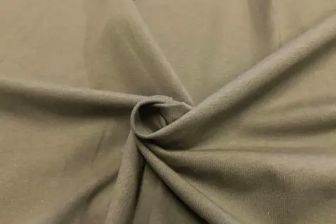 Miękka, elastyczna tkanina single jersey w kolorze khaki, idealna na koszulki.