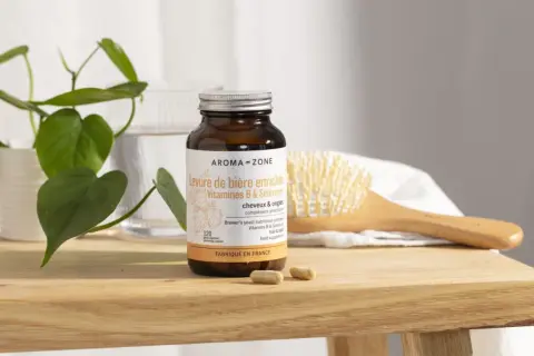 Integratore alimentare in capsule di lievito di birra, ideale per capelli e unghie, con vitamine B e selenio.