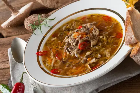 Aromaticzne flaczki z kani, z dodatkiem marchewki i papryczki chili, podane z chlebem.