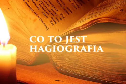 Płonąca świeca oświetla starą księgę, której strony pokryte są tekstem. Na pierwszym planie biały napis "CO TO JEST HAGIOGRAFIA" sugeruje, że księga zawiera opowieści o świętych.