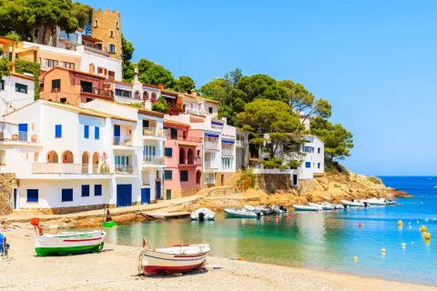 Ile trwa lot na Costa Brava? Czas lotu z Polski, który zaskakuje
