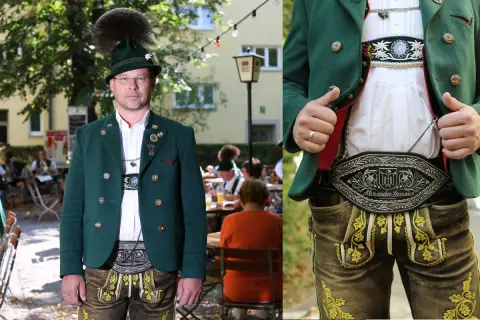 Mann in traditioneller Werdenfelser Tracht mit grünem Janker, bestickter Lederhose und Hut mit Gamsbart.