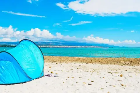 Jak złożyć namiot plażowy - prosta instrukcja bez stresu