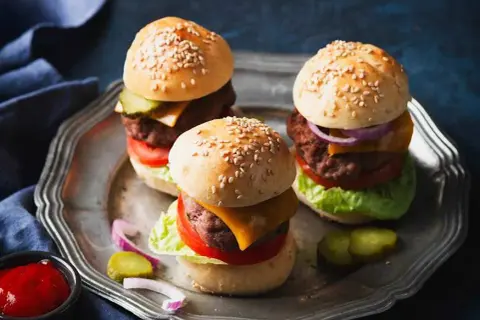 Gdzie kupić mini hamburgery i bułki? Sprawdź najlepsze miejsca