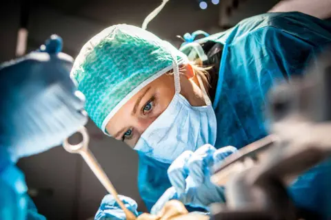 Chirurgin bei einer Operation, die an Brachytherapie Scheide Erfahrungen erinnert.
