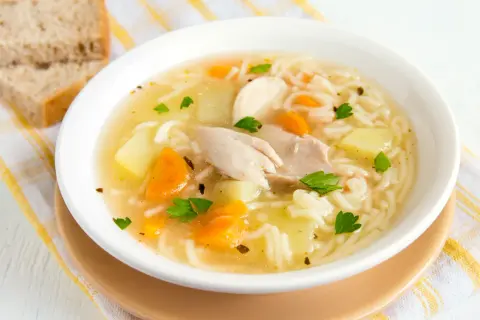 Przesolona zupa? 7 sposobów, by uratować obiad!