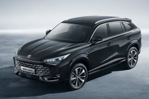 Czarny SUV MG HS, jeden z chińskich aut w Polsce, prezentuje nowoczesny design i sportowe linie.