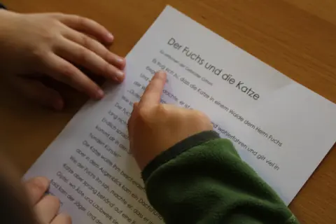 Kinder lesen gemeinsam "Der Fuchs und die Katze". Kostenloses Lesetandem-Material.