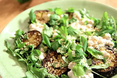 Grillad aubergine med krämig topping och färska örter, ett perfekt aubergine recept för en lätt lunch.
