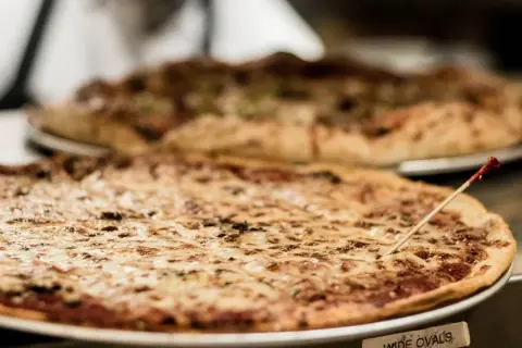 Ile kalorii ma pizza Margherita? Sprawdź fakty i porównaj
