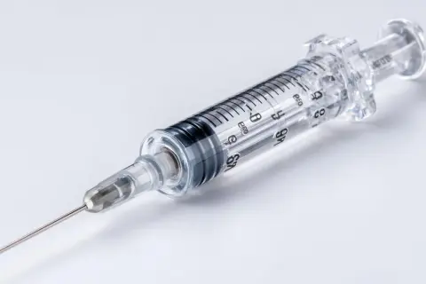 Seringue transparente avec aiguille fine, graduations claires pour mesurer les différentes seringues et leur utilisation précise.