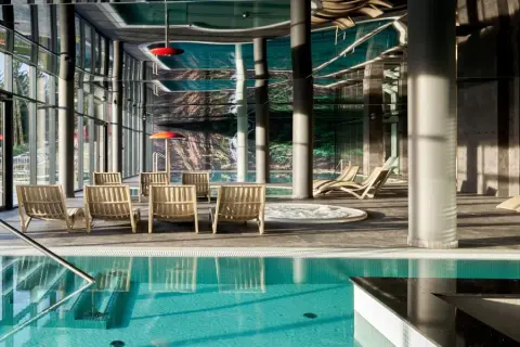 Relaks w basenie i jacuzzi. Idealne szklarska poręba noclegi z basenem dla Twojego wypoczynku.