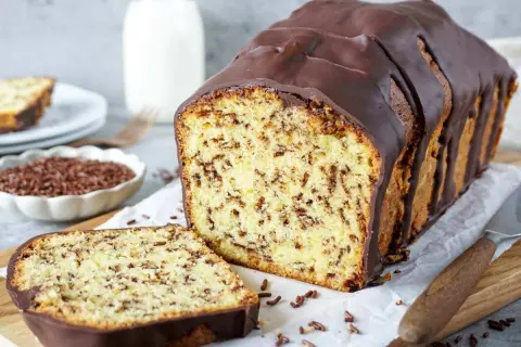 Ein saftiger Ameisenkuchen mit Schokoladenglasur und Streuseln. Dieses Ameisenkuchen Rezept ist ein Genuss!