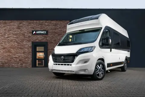 Nowy kamper van Affinity gotowy na przygodę. Biały, nowoczesny, z czarnymi akcentami. Idealny na wakacje.