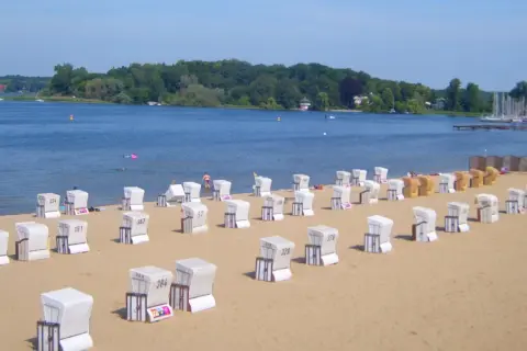 Strandkörbe am Ufer eines Sees, ein typischer Anblick an vielen badeseen deutschland.